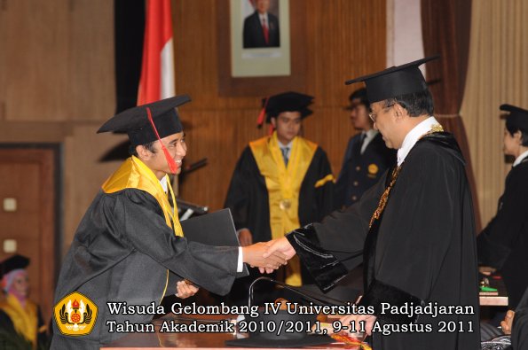 wisuda-fh-oleh-rektor-094