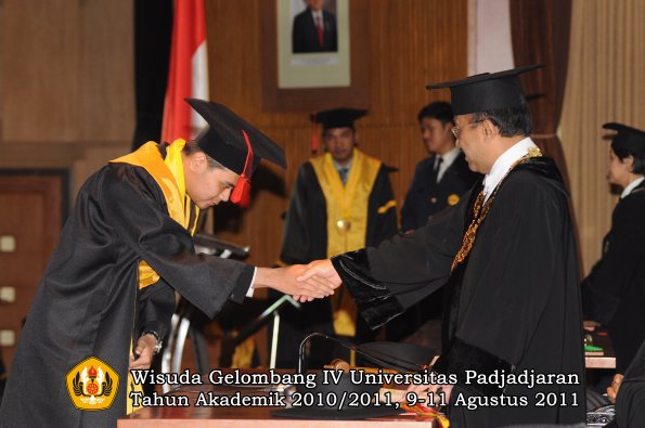 wisuda-fh-oleh-rektor-095