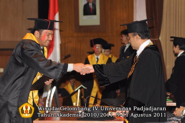 wisuda-fh-oleh-rektor-096