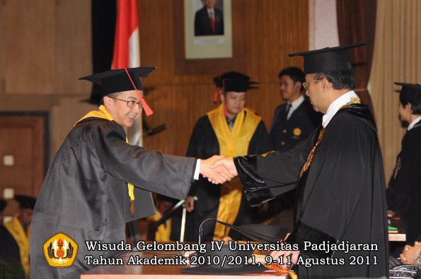 wisuda-fh-oleh-rektor-097