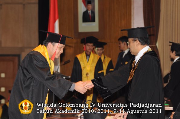 wisuda-fh-oleh-rektor-098