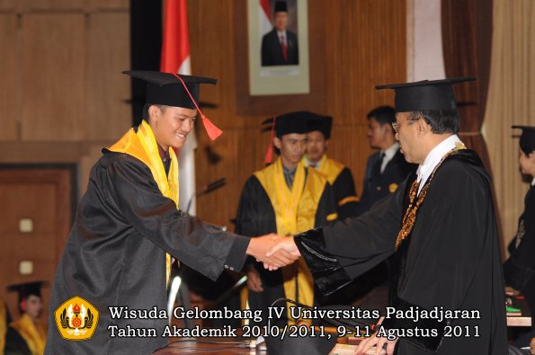 wisuda-fh-oleh-rektor-099