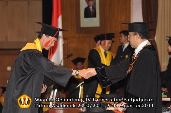 wisuda-fh-oleh-rektor-100