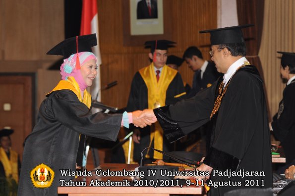 wisuda-fh-oleh-rektor-102