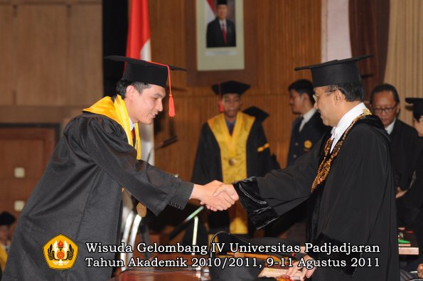 wisuda-fh-oleh-rektor-103