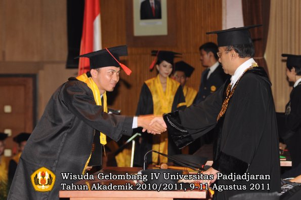 wisuda-fh-oleh-rektor-105