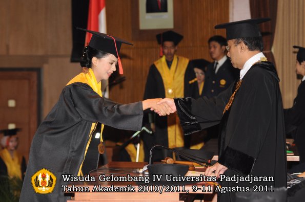 wisuda-fh-oleh-rektor-106