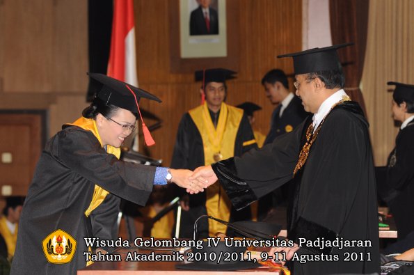 wisuda-fh-oleh-rektor-108