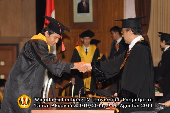 wisuda-fh-oleh-rektor-109