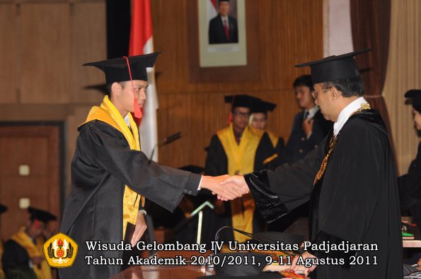 wisuda-fh-oleh-rektor-110