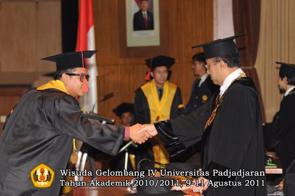 wisuda-fh-oleh-rektor-111