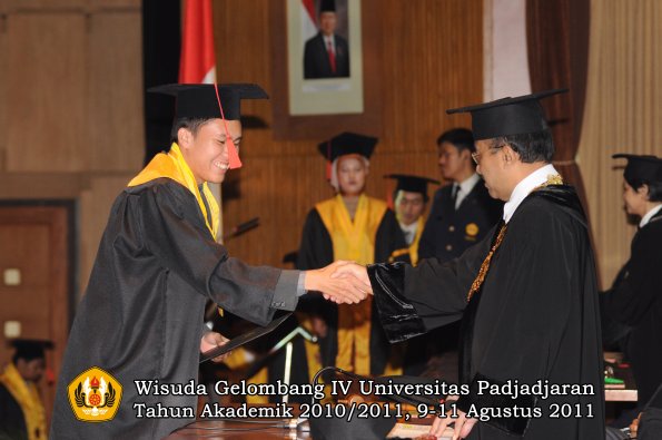 wisuda-fh-oleh-rektor-112