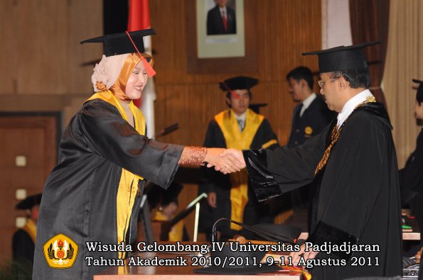 wisuda-fh-oleh-rektor-113