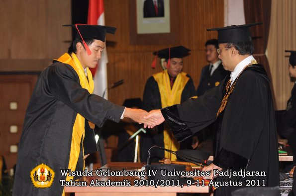 wisuda-fh-oleh-rektor-114