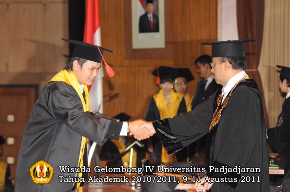 wisuda-fh-oleh-rektor-116