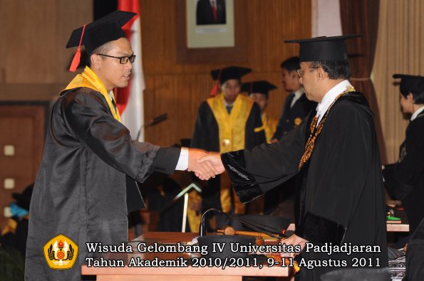 wisuda-fh-oleh-rektor-118