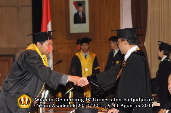 wisuda-fh-oleh-rektor-119