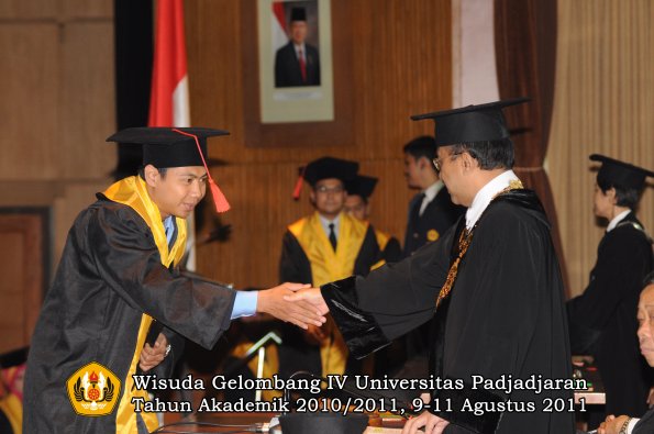 wisuda-fh-oleh-rektor-120