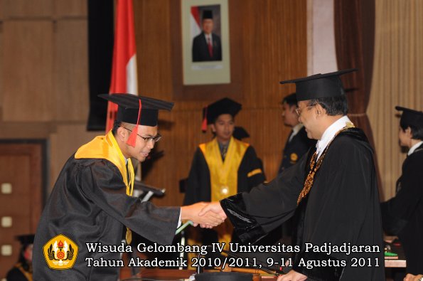 wisuda-fh-oleh-rektor-121