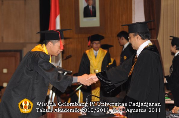 wisuda-fh-oleh-rektor-122