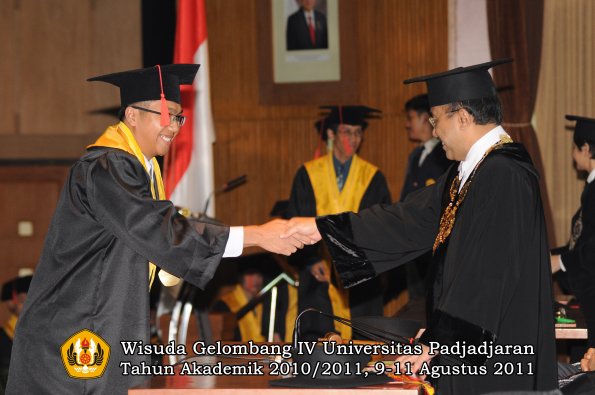 wisuda-fh-oleh-rektor-123