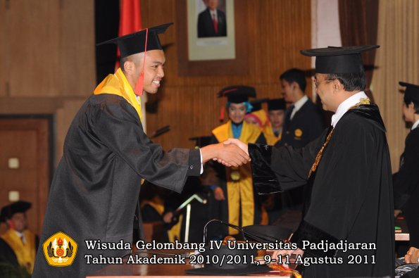 wisuda-fh-oleh-rektor-125