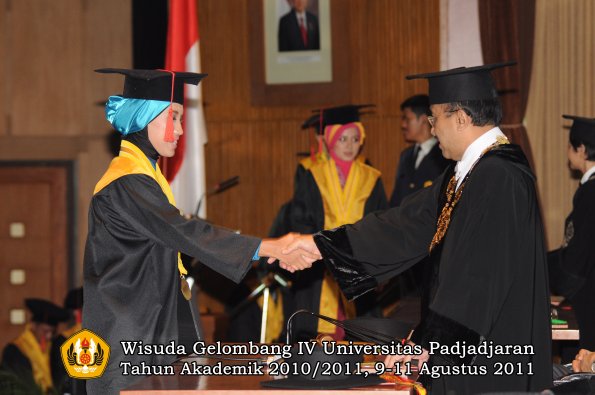 wisuda-fh-oleh-rektor-126