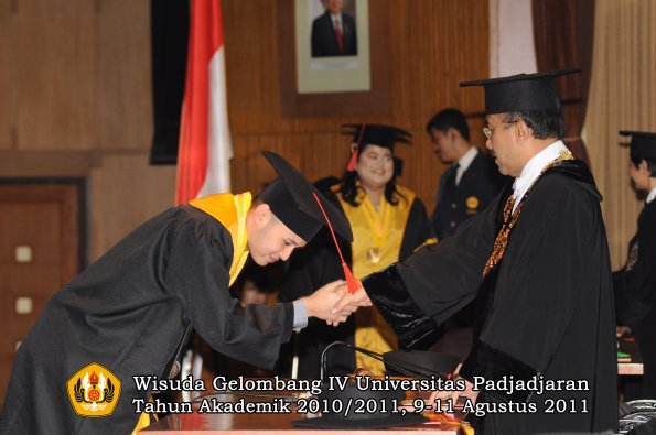 wisuda-fh-oleh-rektor-128