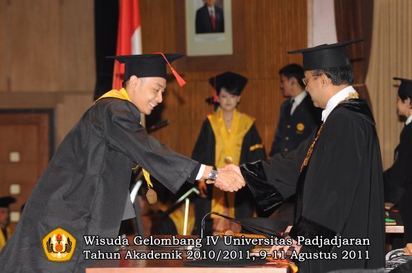 wisuda-fh-oleh-rektor-131