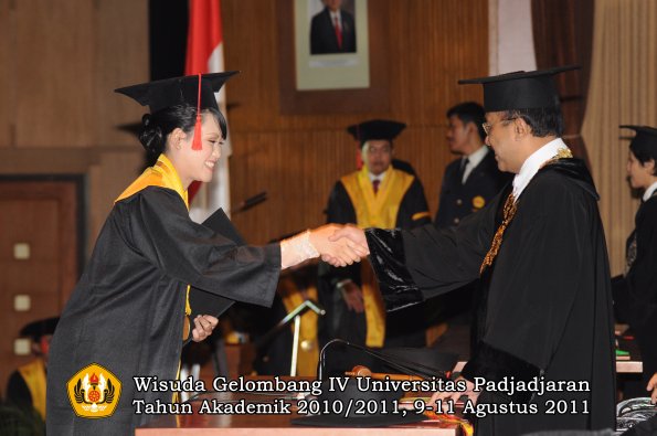 wisuda-fh-oleh-rektor-132