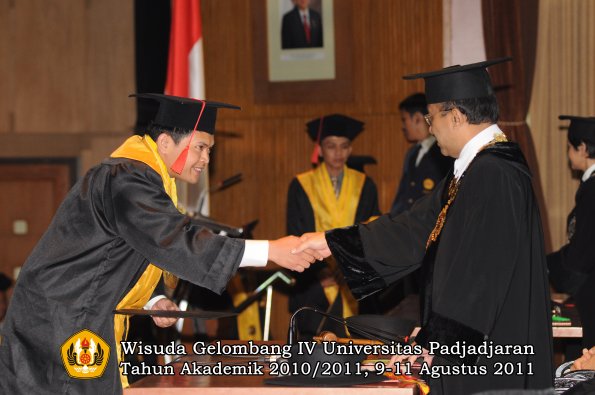 wisuda-fh-oleh-rektor-133