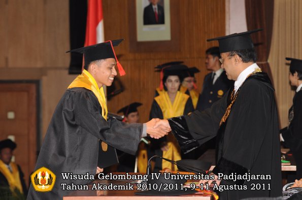 wisuda-fh-oleh-rektor-134