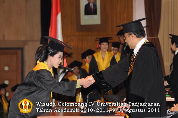 wisuda-fh-oleh-rektor-135