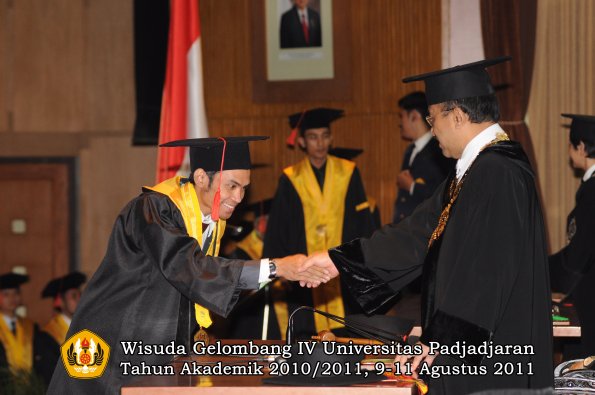 wisuda-fh-oleh-rektor-139