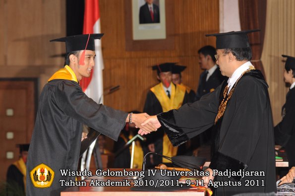 wisuda-fh-oleh-rektor-140