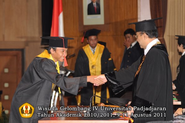 wisuda-fh-oleh-rektor-141