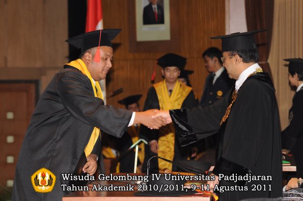 wisuda-fh-oleh-rektor-142