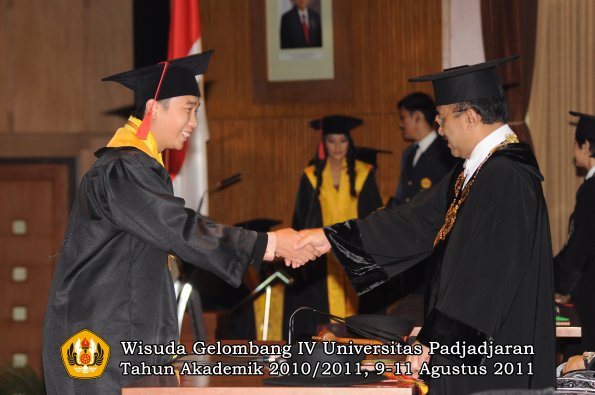 wisuda-fh-oleh-rektor-143