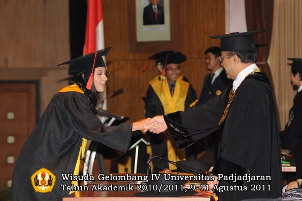 wisuda-fh-oleh-rektor-144