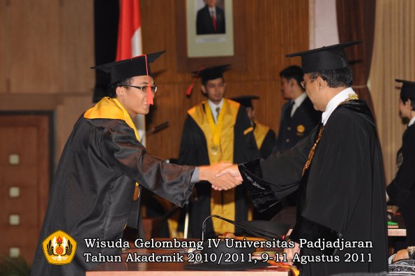 wisuda-fh-oleh-rektor-145