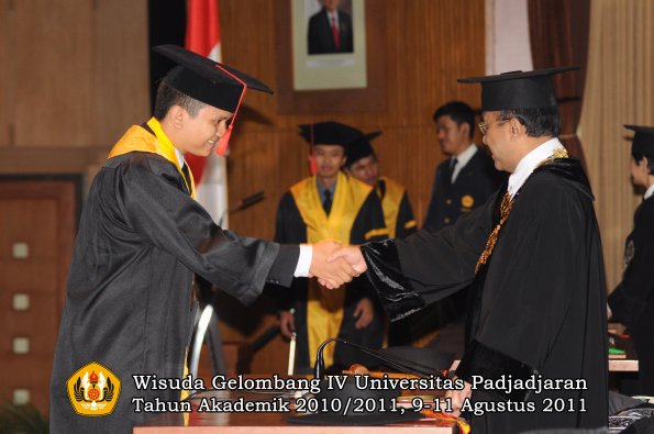 wisuda-fh-oleh-rektor-147