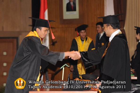 wisuda-fh-oleh-rektor-148