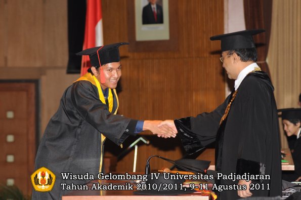 wisuda-fh-oleh-rektor-149