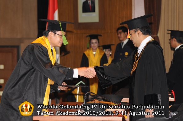 wisuda-fk-oleh-rektor-50