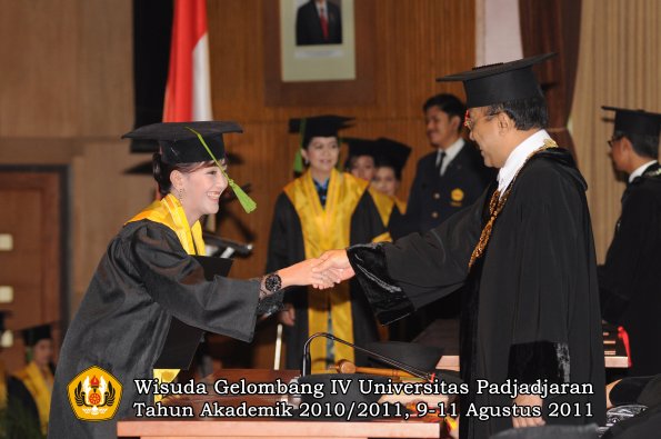 wisuda-fk-oleh-rektor-54