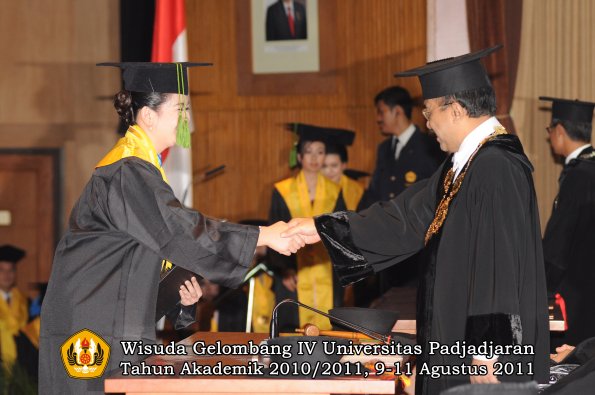 wisuda-fk-oleh-rektor-55