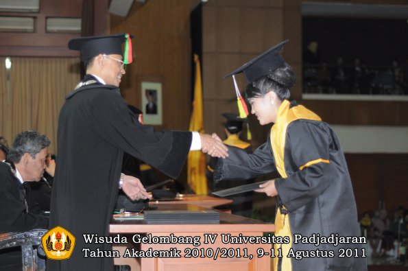 wisuda-fmipa-oleh-dekan-021