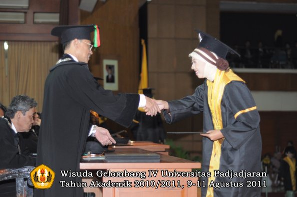 wisuda-fmipa-oleh-dekan-022