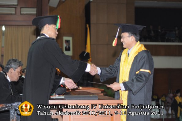 wisuda-fmipa-oleh-dekan-023