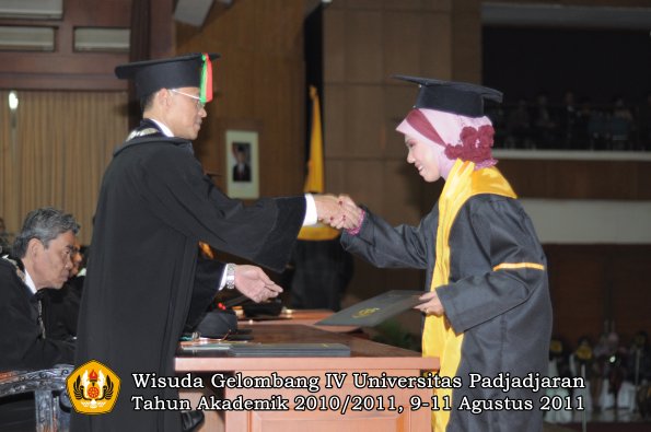 wisuda-fmipa-oleh-dekan-026